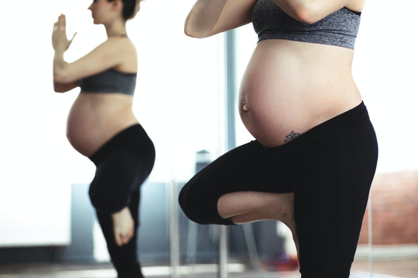 Femme enceinte dans une posture de yoga