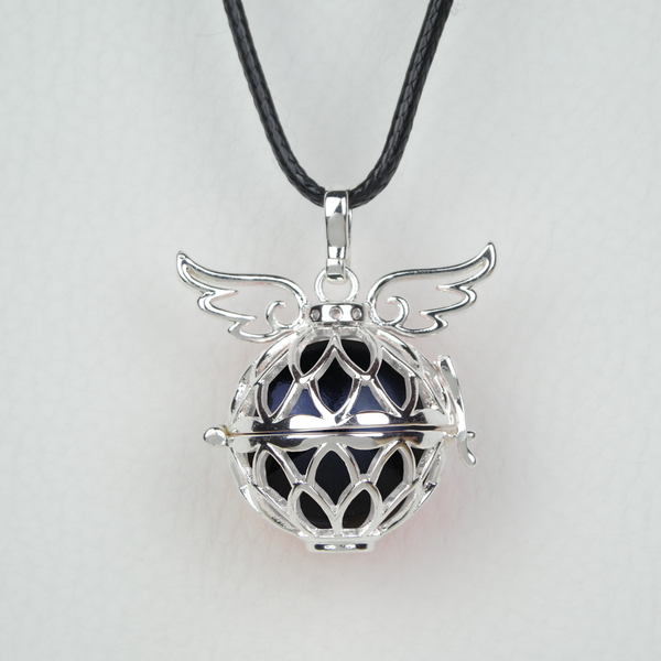 Bola Sphère ailée présenté dans sa version argent vif suspendu à son cordon ciré noir. Il s'agit d'une cage faite d'ovales et surmontée d'ailes. Ici elle renferme une perle noire.