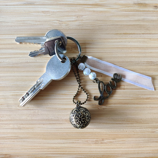 Porte clé Chloé présenté avec des clés.