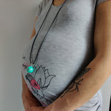 Bola "Love" porté par une femme enceinte