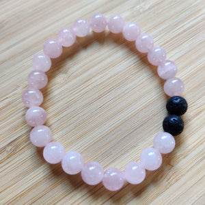 Bracelet en quartz rose naturelle et pierres de lave avec focus sur les pierres de lave