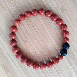 Bracelet en jaspe rouge naturelle et pierres de lave avec focus sur les pierres de lave