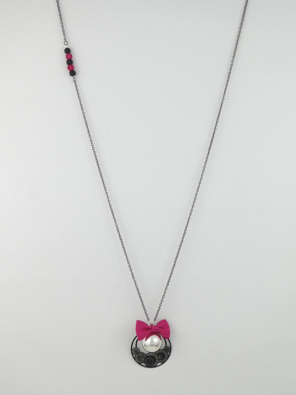 Collier de grossesse présenté suspendu pour que l'on puisse voir les perles roses et noires insérées en haut de la chaîne et le pendentif.