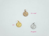Médaille "Yin & Yang" présentée sous ses 3 versions : or, or rosé et argent. Petit pendentif rond dans lequel est découpé le symbole du yin et du yang.