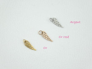 Photo du charms aile, petit pendentif en forme d'aile. Il est présenté dans ses versions argent, or rose et or.