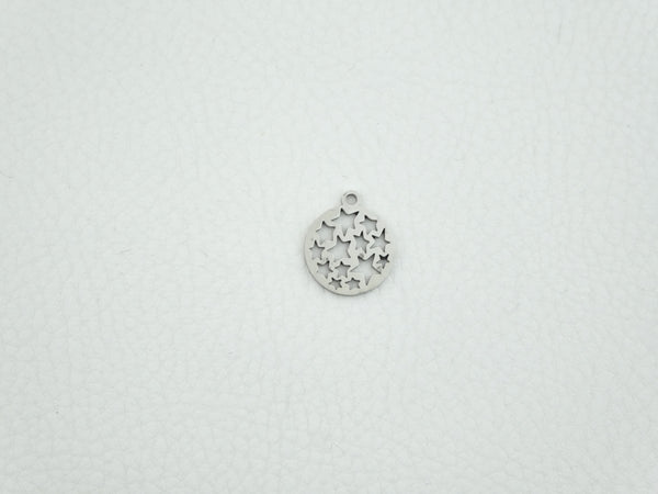 Médaille "Etoiles" en argent. Petit pendentif rond dans lequel sont découpées des petites étoiles.