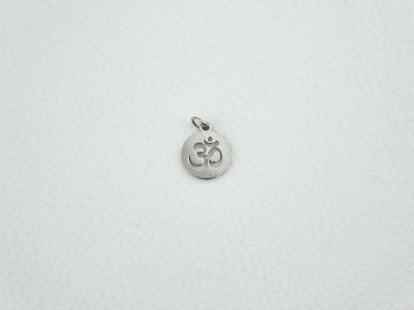 Médaille "Ohm" en argent. Petit pendentif rond dans lequel est découpé le symbole Ohm.